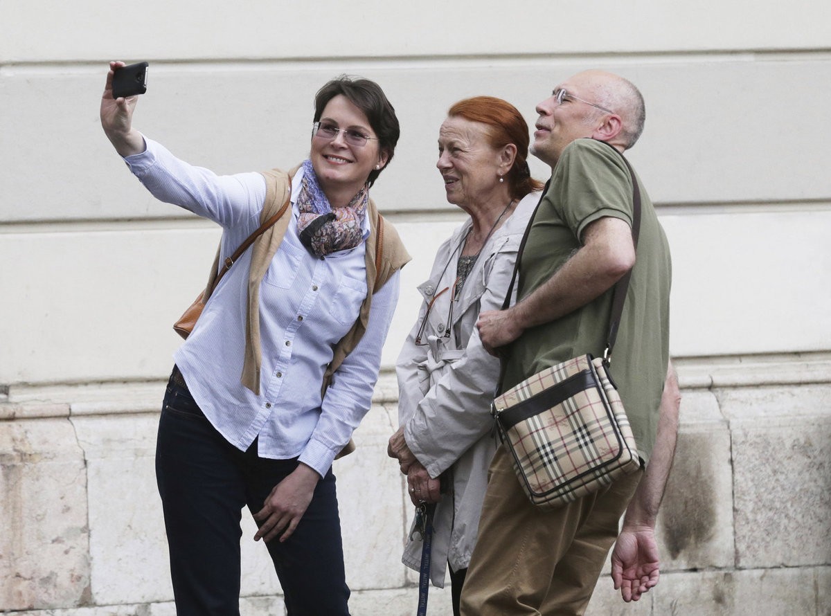 Turisti si s ňou urobili selfie.